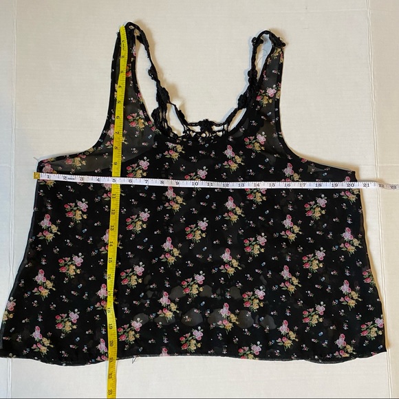 Iris Basic floral crochet lace sleeveless tank blouse - Large - Picture 10 of 13